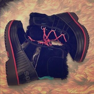 Sorel snow boots for kids (youth size )